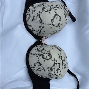 Victoria's Secret Black and Cream Lace Bra body by Victoria lined perfect covers
